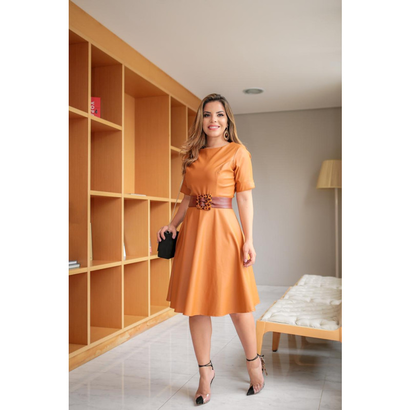 vestido de couro caramelo