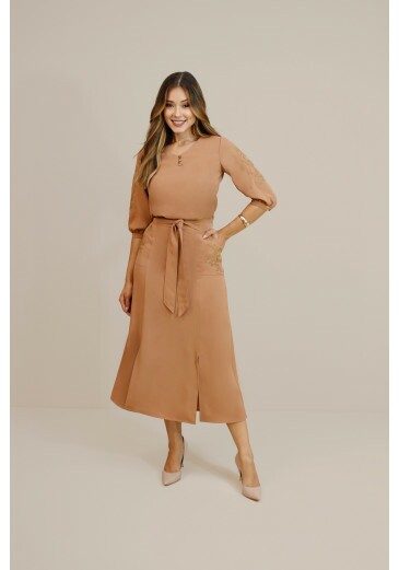 Saia Calendula Com Fendas Frontais Bege Plus Size Nitido Outono/Inverno 2026