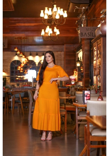 Conjunto Em Viscose Max Midi Evasê Laranja Mulher Morena Outono/Inverno 2025