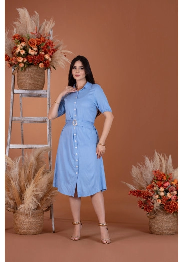 Vestido Em Viscolinho Com Faixa Azul Céu Mulher Morena Outono/Inverno 2025