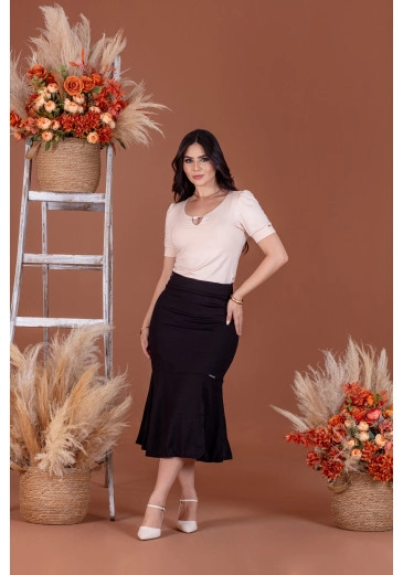 Saia Em Linho Preto Mulher Morena Outono/Inverno 2025.