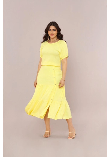 Conjunto Em Viscolinho Amarelo Pastel Mulher Morena Outono/Inverno 2025