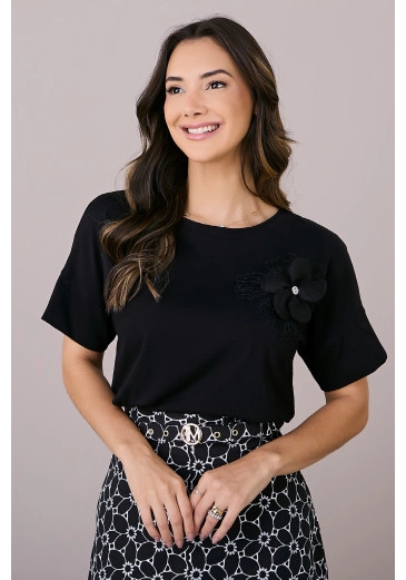 Blusa Milena em Malha Conforto com Aplicação de Flor Preta Tatá Martello Outono/Inverno  2025