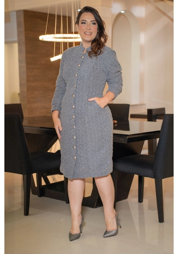 Vestido Plus Size Em Malha Bouclê Com Detalhe Em Paetê Kauly Outono/Inverno 2023