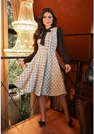 Vestido Sandra Em Crepe Pele De Pêssego Xadrez Maria Amore Outono/Inverno 2026
