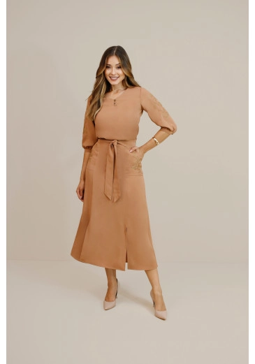 Saia Calendula Com Fendas Frontais Bege Plus Size Nitido Outono/Inverno 2026