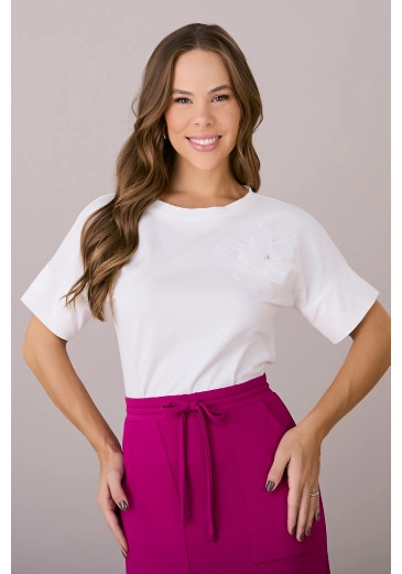 Blusa Milena em Malha Conforto com Aplicação de Flor Branca Tatá Martello Outono/Inverno  2025