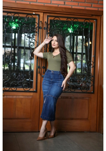Saia Jeans Com Recortes E Bolsos Funcionais Mulher Morena Outono/Inverno 2025