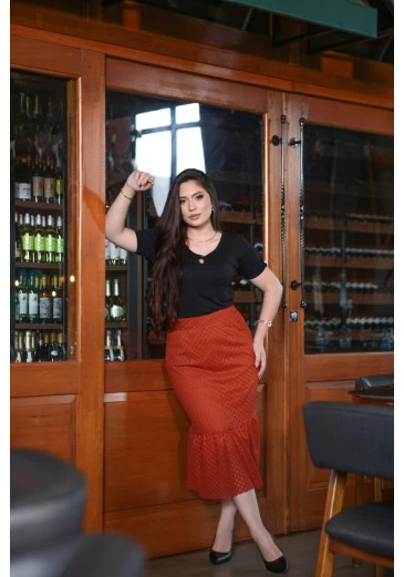 Blusa Viscolycra Decote V Preta Mulher Morena Alto Verão 2025