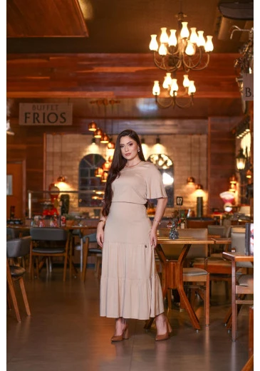 Conjunto Em Viscose Max Midi Evasê Bege Mulher Morena Outono/Inverno 2025