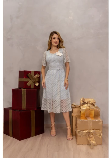 Vestido Midi Em Renda Com Detalhe De Aplicação De Flor Azul Luciana Pais Alto Verão 2025