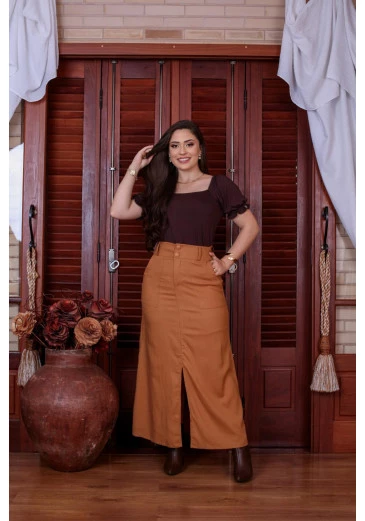 Saia Em Linho Caramelo Mulher Morena Outono/Inverno 2025.