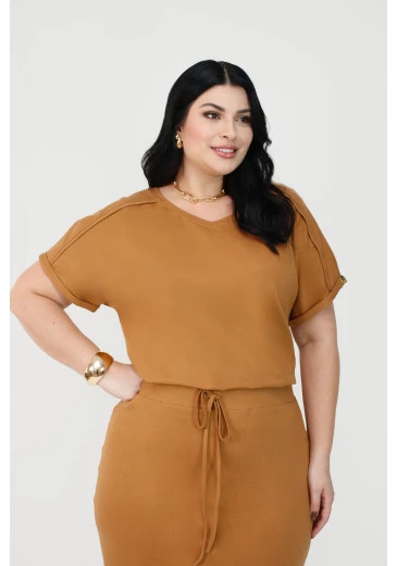 Blusa Dayane Em Malha Caramelo Nítido Plus Outono/Inverno 2025