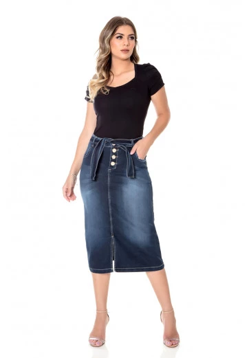 Saia Jeans Evase Com Cinto e Botões Mulher Morena Outono/Inverno 2022
