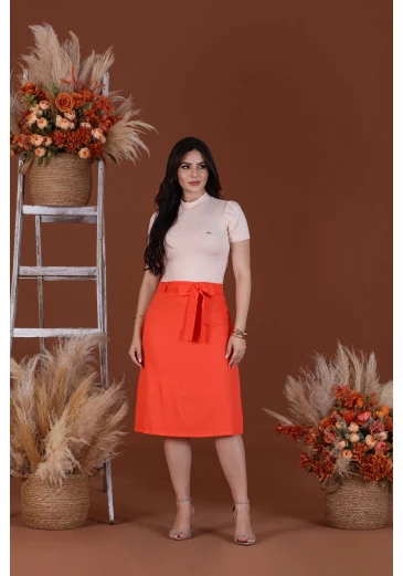 Saia Em Linho Com Faixa Laranja Mulher Morena Outono/Inverno 2025.
