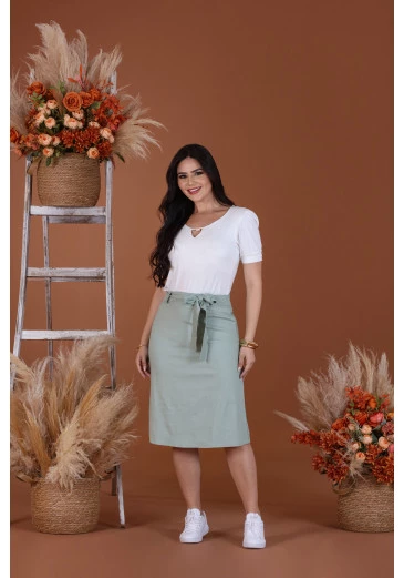 Saia Em Linho Com Faixa Verde Menta Mulher Morena Outono/Inverno 2025.