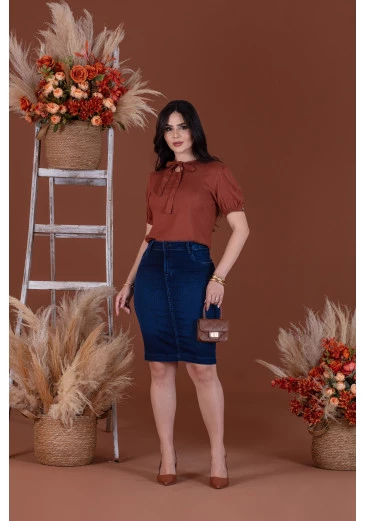 Saia Jeans Secretária Com Bolsos Funcionais Mulher Morena Outono/Inverno 2025