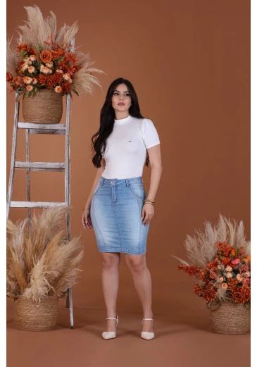 Saia Em Jeans Claro Com Bolsos Funcionais Mulher Morena Outono/Inverno 2025