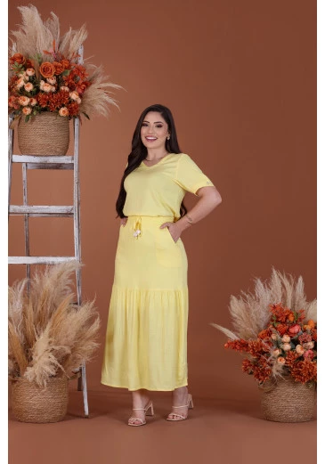 Conjunto Em Viscolinho Amarelo Mulher Morena Outono/Inverno 2025.