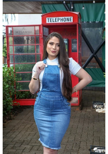 Salopete Jeans Com Elastano E Bolsos Funcionais Mulher Morena Outono/Inverno 2025