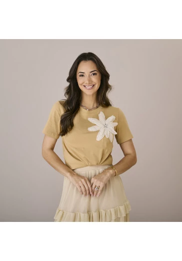 Blusa Jessica em Malha Conforto com Aplicação de Flor Caramelo Tatá Martello Outono/Inverno  2025