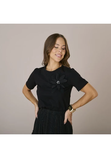 Blusa Jessica em Malha Conforto com Aplicação de Flor Preta Tatá Martello Outono/Inverno  2025