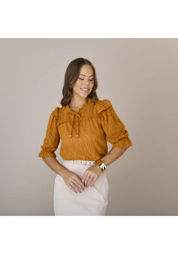 Blusa Ana Em Crepe Mostarda Tatá Martello Outono/Inverno  2025