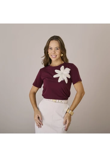 Blusa Jessica em Malha Conforto com Aplicação de Flor Marsala Tatá Martello Outono/Inverno  2025