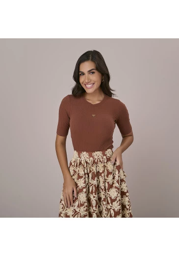 Blusa Lais Em Malha Canelada Marrom Tatá Martello Outono/Inverno 2025