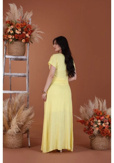 Conjunto Em Viscolinho Longo Amarelo Pastel Mulher Morena Outono/Inverno 2025