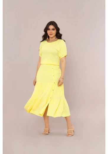 Conjunto Em Viscolinho Amarelo Pastel Mulher Morena Outono/Inverno 2025