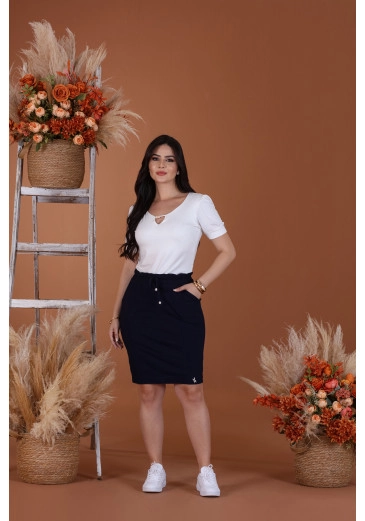 Saia Jeans Preto Plus Com Bolsos Funcionais Mulher Morena Outono/Inverno 2025.