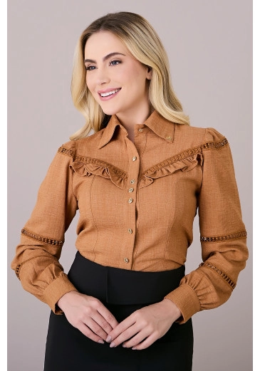 Camisa Samyle Caramelo Em Crepe Com Renda Tatá Martello Outono/Inverno 2025 