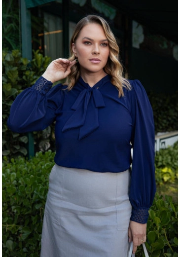 Blusa Fiorella Em Crepe Pele De Pêssego Azul Marinho Maria Amore Outono/Inverno 2026