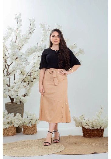 Blusa Em Viscolinho Com Amarração Preta Mulher Morena Outono/Inverno 2025