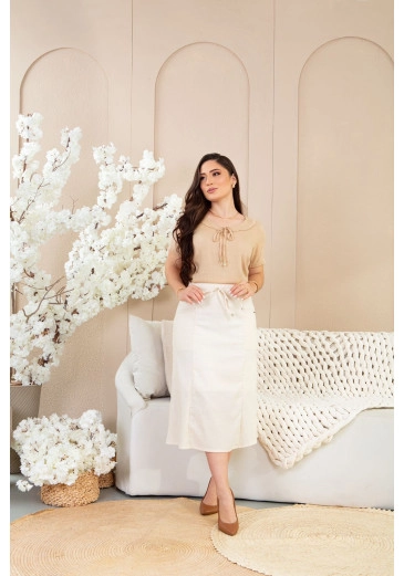 Blusa Confeccionada Em Viscolinho Bege Mulher Morena Outono/Inverno 2025