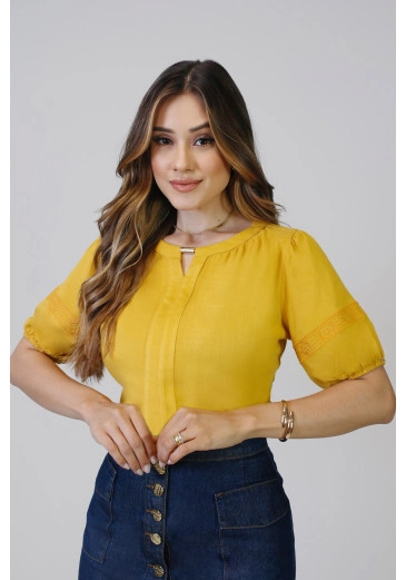 Blusa Briana Em Viscolinho Com Bordado Industrial Nas Mangas Amarelo Mostarda Nítido Primavera/Verão 2025 